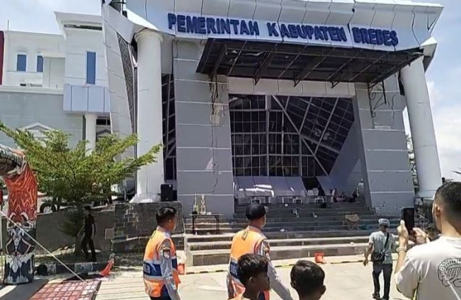 Kondisi KPT Brebes setelah ambruk. (TikTok)